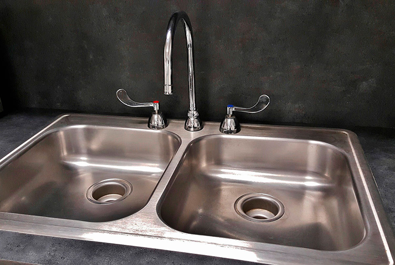 Излив и ручки встроенного смесителя для мойки