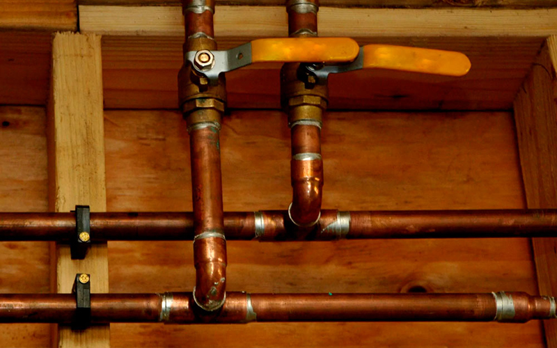 Сеть из медных труб с шаровыми кранами