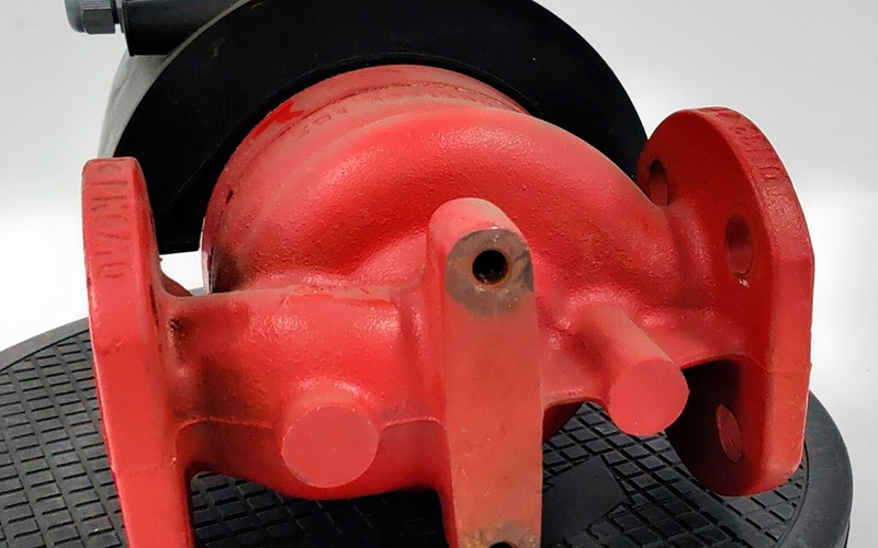 Литой корпус с соосными патрубками