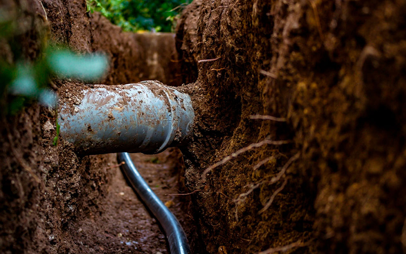 Пуск водопровода под трубой канализации