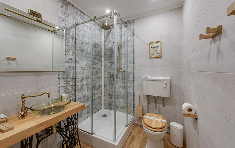 Душевая кабина с квадратным низким поддоном